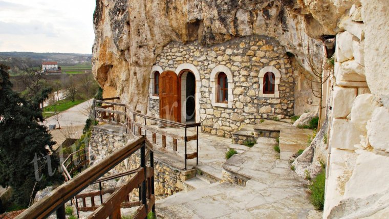 Mănăstirea Rupestră Basarabov Mănăstirea Sfantul Dimitrie Basarabov Bulgaria